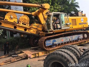 Ini Penampakan Truk Trailer yang Patah As dan Bikin Macet di Jalan Sudirman