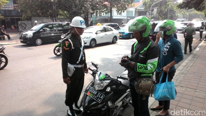 Pasang Stiker TNI AD di Pelat Motor, Abang GrabBike ini Disetop PM