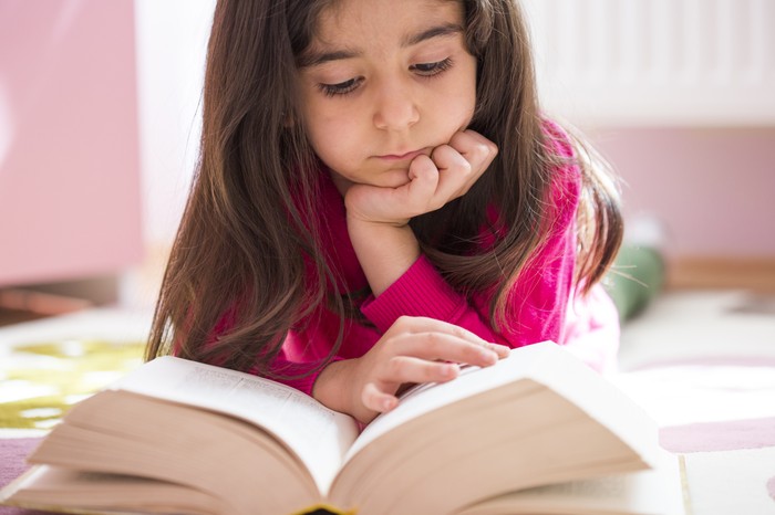 Anak membaca buku.