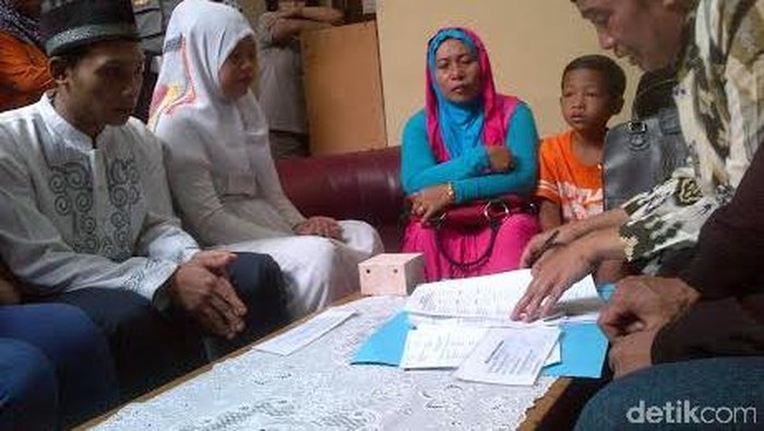 Momen Haru Saat Tersangka Pencurian Menikahi Gadis Pujaan di Kantor Polisi