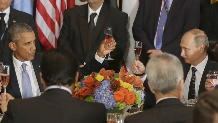 Saat Obama dan Putin Saling Bersulang, Tapi Masih Tegang