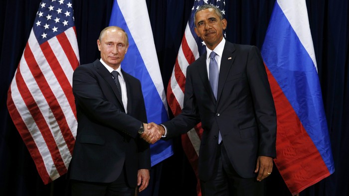 Momen Kikuk 13,5 Detik Antara Obama dan Putin Saat Bersalaman
