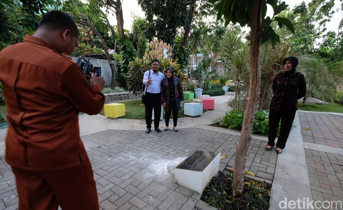 Momen-momen Santai Risma di Taman setelah Lepas Jabatan Wali Kota