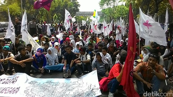 Anak-anak Petani Juga Ikut Demo di Depan Istana