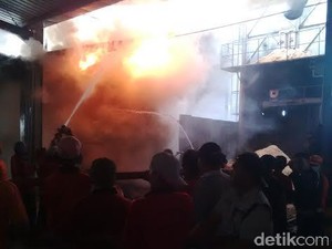 Pabrik Kayu Milik eks Wali Kota Probolinggo Terbakar, Satu Orang Luka