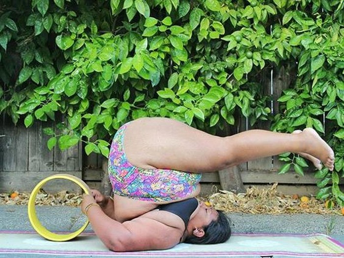 Meski Bertubuh Gemuk, Wanita Ini Mahir Lakukan Beragam Gerakan Yoga