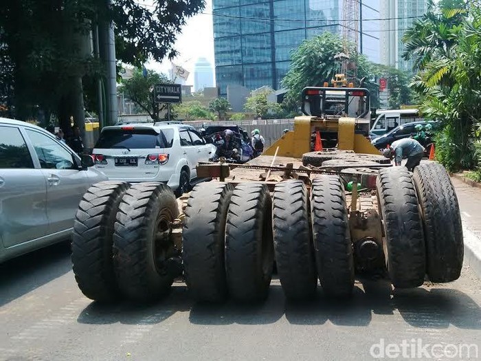Truk Pengangkut Ekskavator Dievakuasi, Macet di Jalan Sudirman Mulai Terurai