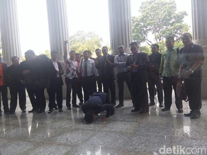 Ketika Para Advokat Sujud Syukur di Pilar Keadilan MK