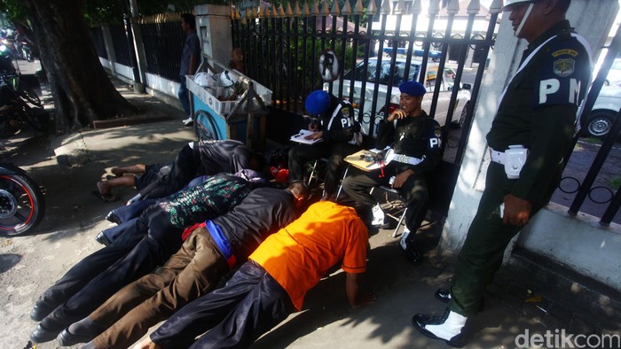 Polisi Militer (PM) menggelar razia di jalur TransJakarta di sepanjang Jalan Kramat Raya, Jakarta Pusat, Kamis (13/2/2014). Dalam razia ini beberapa penerobos jalur TransJakarta dihukum push up. Grandyos Zafna/detikcom. File/detikFoto.
