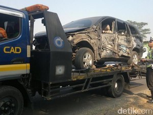 Innova Tabrak Mobil Boks di Km 34.400 Arah Sidoarjo, Sopir Luka-luka