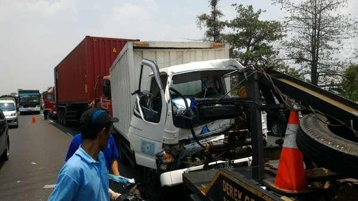 Kecelakaan Beruntun 4 Truk di Tol Cikampek, Lalin Sempat Macet 4 KM