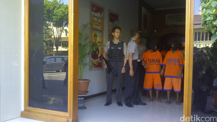 Polisi Temukan Airsoft Gun di Rumah Kades Awar-Awar