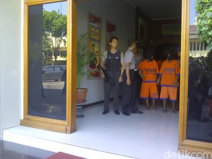 Polisi Temukan Airsoft Gun di Rumah Kades Awar-Awar