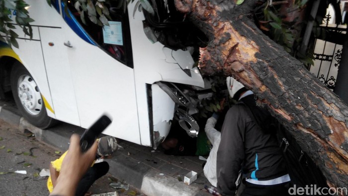 Nyelonong ke Trotoar Jl Cokroaminoto Jakpus, Bus Dedy Jaya Tabrak Warung
