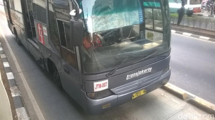 Suara Dentuman dari Ban TransJ yang Pecah Hebohkan Warga di Sekitar KPK