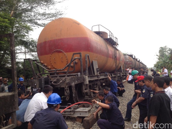 KA Anjlok di Deliserdang, 8 dari 20 Gerbong Sudah Dievakuasi