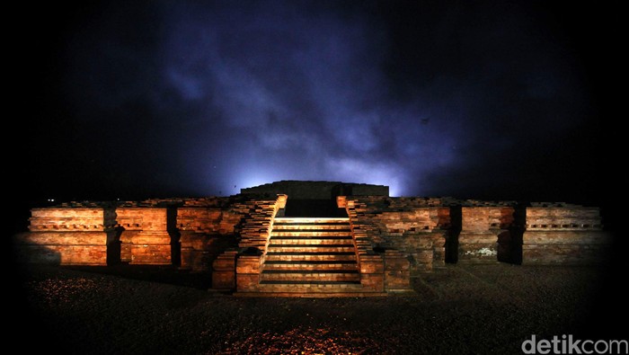 Pengunjung berada di samping situs Candi Blandongan di Kompleks Pencandian Batujaya, Desa Segaran, Batujaya, Kabupaten Karawang, Jawa Barat, Kemarin. Candi Blandongan merupakan percandian agama Budha Mahayana yang tertua di wilayah Kerajaan Hindu Tarumanagara, mendapat pengaruh dari Sriwijaya yang datang ke Karawang pada abad 7 Masehi. Grandyos Zafna/detikcom