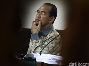Berhasil Sewakan Pemondokan, Cholid Berikan Kiswah ke SDA di Lobi Hotel