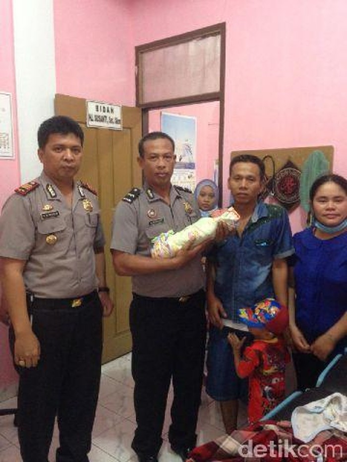 Salut! Polisi Bahu-membahu Bantu Wanita Melahirkan di Pinggir Jalan