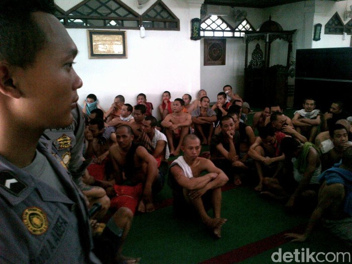 74 Tahanan Dipindahkan, Pria Bertelanjang Dada dan Wanita Bawa Handuk