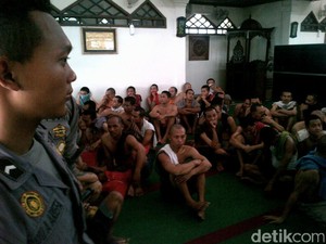 74 Tahanan Dipindahkan, Pria Bertelanjang Dada dan Wanita Bawa Handuk