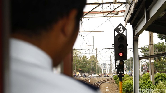 Sehari Bersama Masinis KRL, Sang Pengangkut Ribuan Manusia