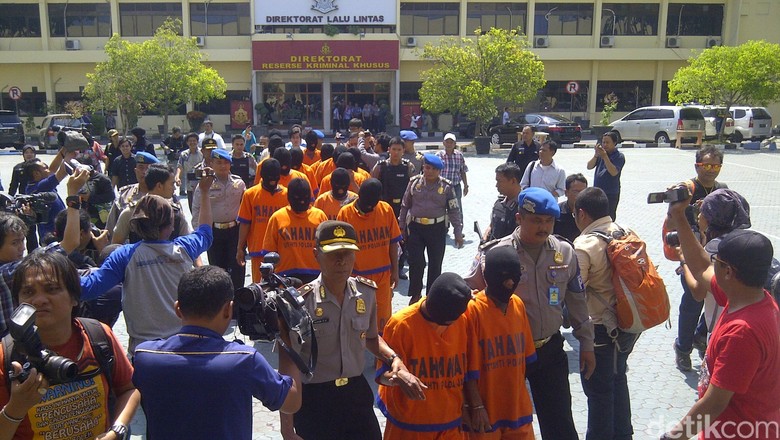 Terima Uang dari Kades Selok Awar-Awar, 3 Oknum Polisi akan Disidang Disiplin Terima Uang dari Kades Selok Awar-Awar, 3 Oknum Polisi akan Disidang Disiplin