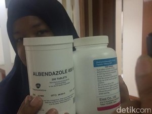 Eliminasi Kaki Gajah, Bupati Rokan Hilir Minum Obat Cacing di Depan Menkes