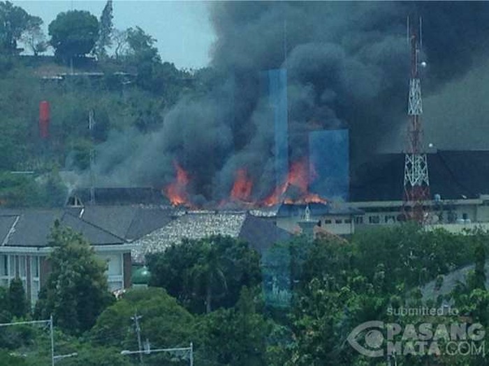 6 Unit Damkar Dikerahkan Padamkan Kebakaran di Mapolda Jateng