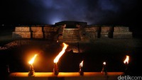 Prasasti Rajaraja I yang memiliki tahun 1030/31 Masehi dari Tanjore menceritakan kisah tentang penaklukan Cola atas Sriwijaya dan kerajaan-kerajaan lain di sekitar Selat Malaka. Saat itu pemimpin Sriwijaya Sangramawijayottungawarman ditawan. Nama Kerajaan Sriwijaya perlahan tak terdengar lagi. Grandyos Zafna/detikcom