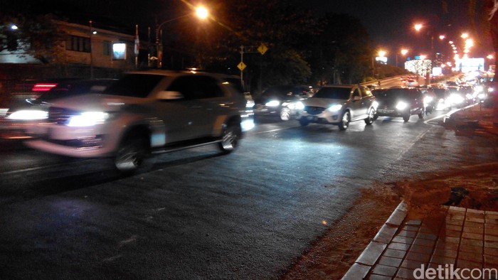 Ada Kecelakaan Bus Tabrak Warung, Jalan Cokroaminoto ke Menteng Macet