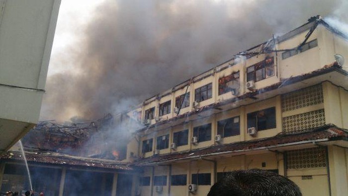 Setelah 3 Jam, Api yang Lalap Mapolda Jateng Akhirnya Bisa Dipadamkan