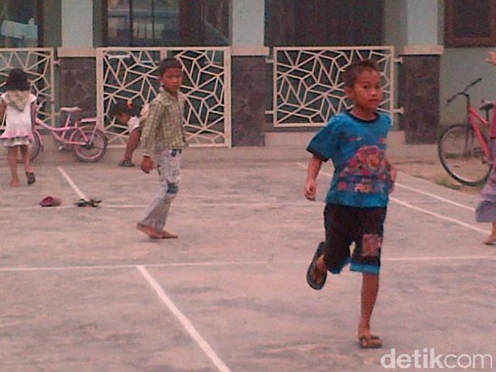 Ketika Anak-anak di Pekanbaru Bermain di Tengah Asap Pekat