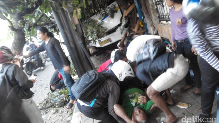 Pemilik Warung yang Ditabrak Bus Dedy Jaya Luka Parah
