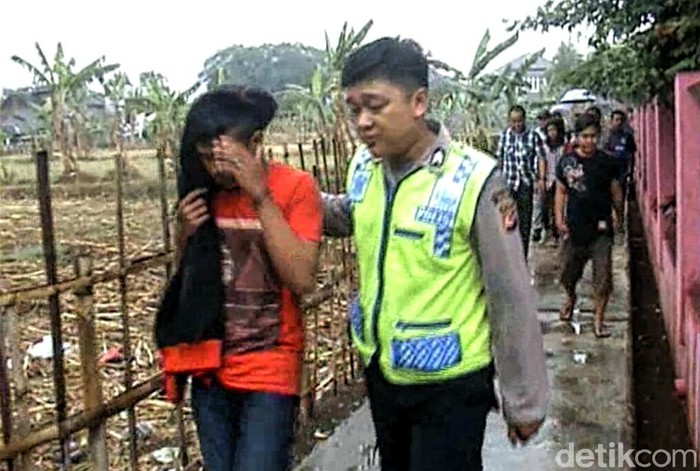 Tepergok Mesum, Pemuda dan Pacar ABG-nya Digerebek Warga