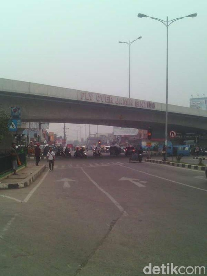 Kabut Asap Pekat Landa Medan, Warga Kembali Pakai Masker