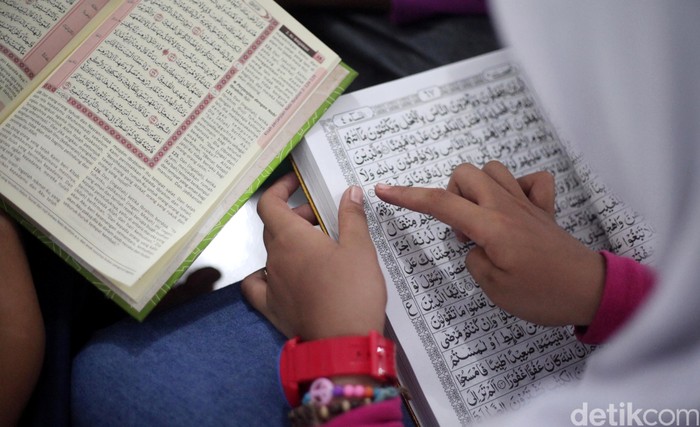 Para santri dan Santriwati Pondok Pesantren di Cilodong Depok saat membaca kitab suci Alquran, Selasa (01/10/2015). Rachman Haryanto/detikcom.