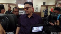 Farhat Abbas pernah mengaku menikahi siri jubirnya sendiri, Regina Andriane. Anda pasti tidak ingat kapan mereka bercerai dan nikahnya? Ya, memang karena hanya mereka yang tahu, untuk apa mereka membuat pernyataan mengejutkan itu. Foto: Desi Puspasari