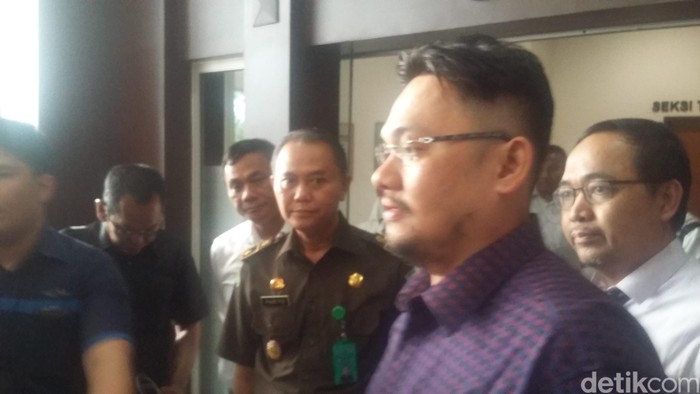 Selesai Diperiksa Jaksa, Farhat Abbas Jadi Tahanan Kota