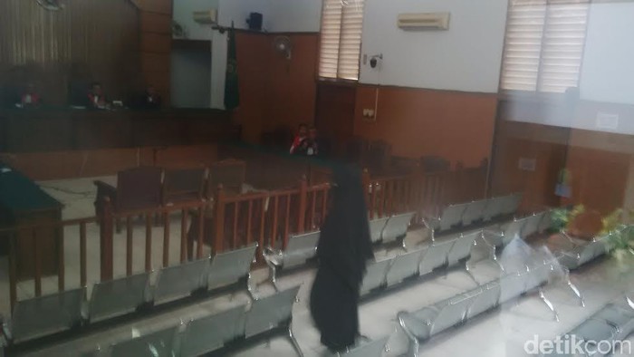 Pakai Kerudung dan Cadar Hitam, Amel Alvi Hadiri Sidang Muncikari