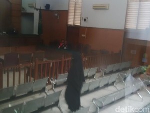Pakai Kerudung dan Cadar Hitam, Amel Alvi Hadiri Sidang Muncikari