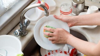 Gates juga tak segan cuci piring selagi di rumah. Aku mencuci piring setiap malam. Orang lain jadi sukarelawan untuk itu, tapi aku suka melakukannya dengan caraku, sebut Gates. Foto: thinkstock