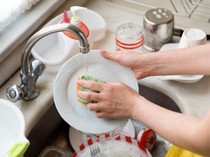 Lebaran Pasti Numpuk, Ini Tips Cuci Piring Kotor yang Benar dan Cepat