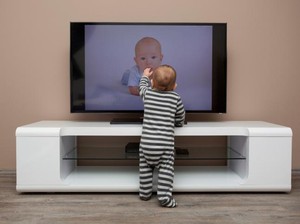 Tanggapan Psikolog ketika Ortu Bolehkan Anak Punya TV di Kamarnya