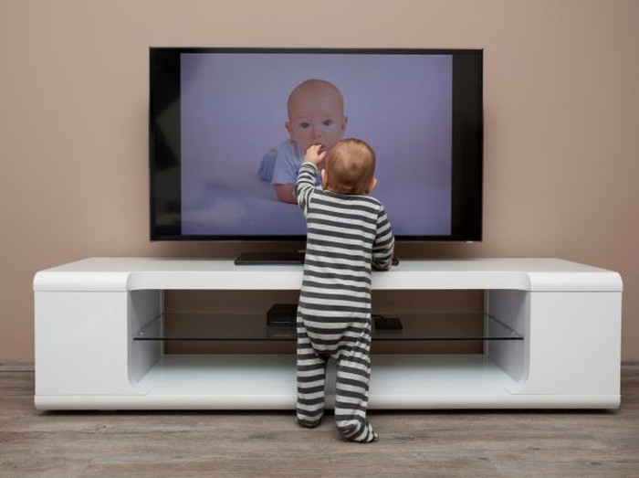 Ini yang Bisa Dilakukan Orang Tua Agar Anak Tidak Kecanduan Televisi