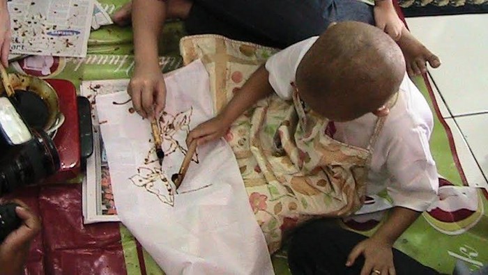 Bangkitkan Semangat Anak yang Sakit Kanker dengan Membatik dan Melukis