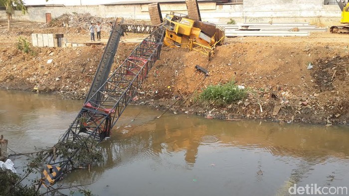 Anak yang Buang Air di Kp Pulo Tertimpa Pohon Setelah Crane Roboh