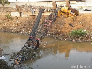 Crane di Kampung Pulo Roboh Lalu Timpa Remaja yang Sedang Buang Air