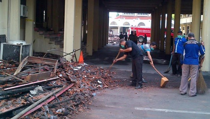 Anggota dan PNS Kerja Bakti Bersihkan Puing-puing Mapolda Jateng