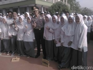 Pimpin Upacara Kesaktian Pancasila di SMU, Kapolsek Cakung: Jangan Tawuran!